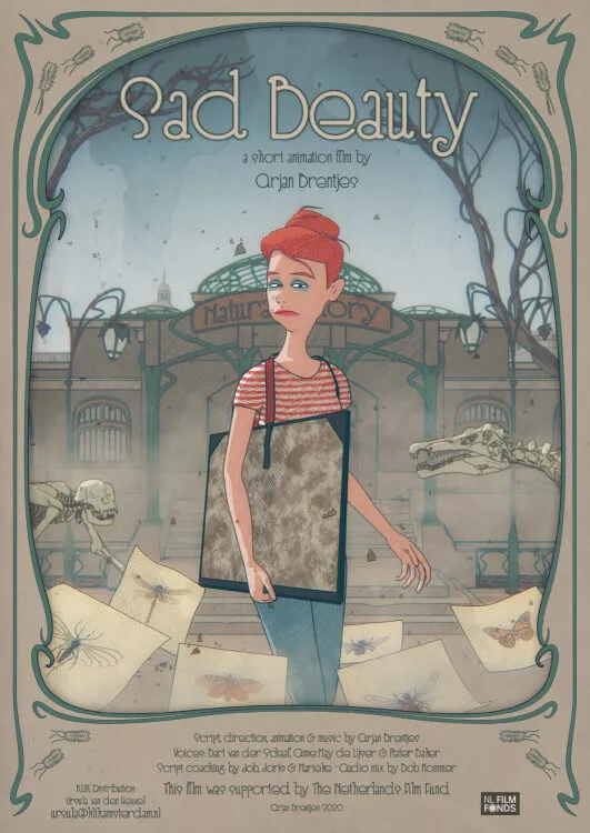 Αφίσα ταινίας "Sad Beauty" με μια λυπημένη, κοκκινομάλλα καλλιτέχνιδα να κρατά έναν καμβά, μπροστά από ένα κτίριο "Natural History". Σκελετικά απομεινάρια και σχέδια εντόμων είναι διάσπαρτα σε μια σκονισμένη, πλαισιωμένη σκηνή Art Nouveau.