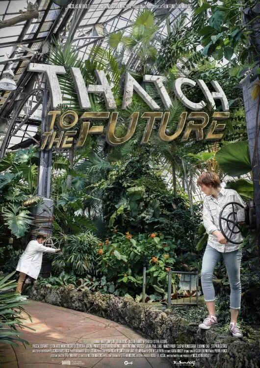 Αφίσα ταινίας για το "Thatch To The Future!". Ο τίτλος εμφανίζεται με μεγάλα μεταλλικά γράμματα ανάμεσα σε πλούσια πράσινα φυτά μέσα σε ένα θερμοκήπιο. Δύο άτομα είναι παρόντα.